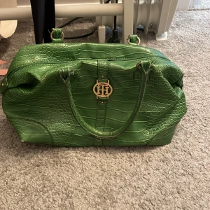 Handväska - Säljer min gröna Tommy hilfiger väska få den inte kommer till så mycket användning och måste rensa garderoben, skriv till mig om ni har några frågor!❤️❤️