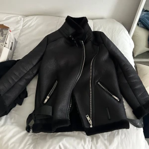 Zara jacka  - Populär Zara jacka i storlek S men passar även M. Ganska använd men i bra skick är dessutom rök och pälsfri🌸