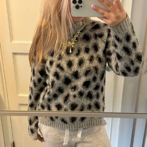 Leopardtröja  - Säljer denna sååå fina stickade leopardtröjan💗 Den sista bilden är min och jag skulle säga att den är mindre nopprig än tröjan på de första bilderna💕 Storleken är M, men den passar även mig som vanligtvis bär S