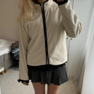 Beige fleecejacka med dragkedja - Supermysig benvit fleecejacka som passar till allt❤️