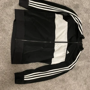 Adidas kofta  - En adidas kofta som inte används längre.