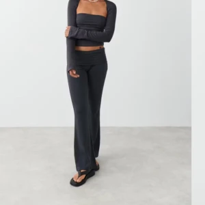 Yoga pants  - Säljer dessa byxorna från Gina Tricot. Fint skick. Storlek S. Det går bra att använda köp nu😊💗