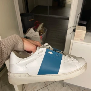 Valentino Open - Ett par väldigt fräscha valentino opens till bra pris. Storlek 41, men passar upp till 42. Skick 8,5/10. Og box fås med. 