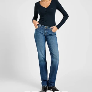 Lee Zoe - Ny utan prislapp, aldrig använt bara provat enstaka gång  Lågmidjade raka jeans, normal passform  Orginal pris: 1099