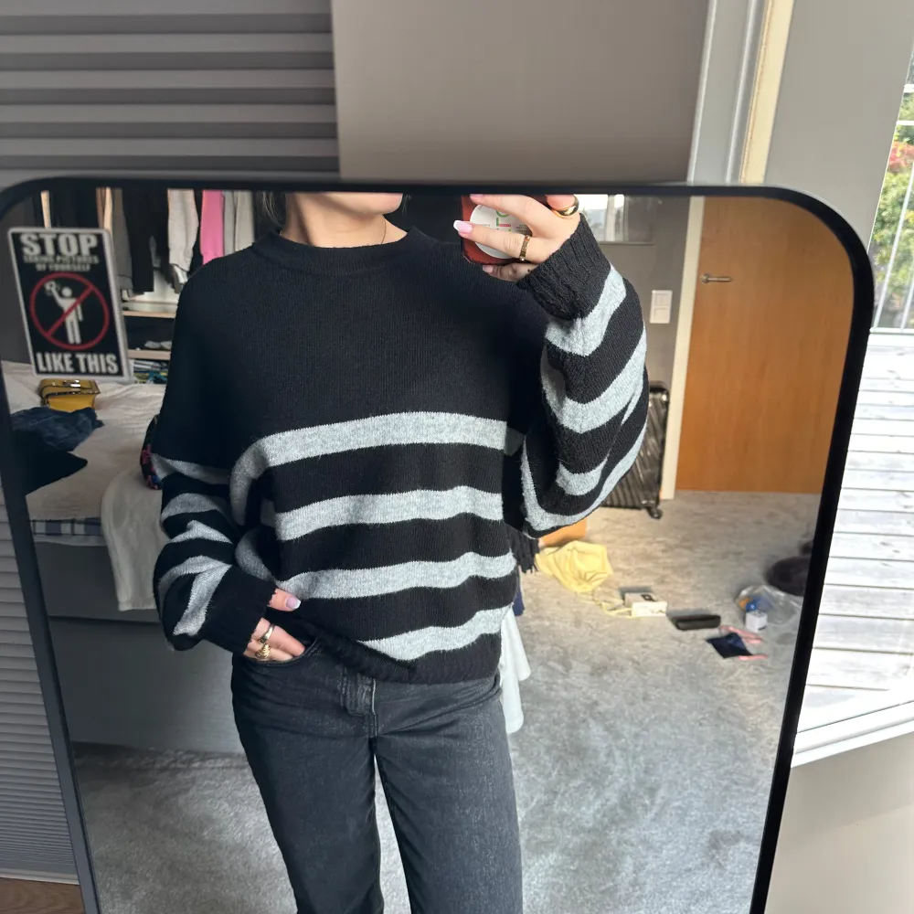 Nellys ”sleeve focus knit sweater” i svart med gråa ränder. Storlek XS, nypris 399. Fint skick, knappt använd. Hör av er för frågor!!!. Stickat.