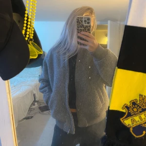 höst jacka - säljer min trendiga höstjacka från hm!!! as cool och mysig🩷🩷 passar allt från Xs-L!!!