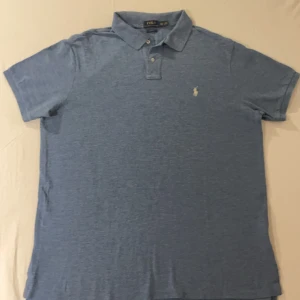 Ljusblå Ralph Lauren piké  - Jättefin Polo Ralph Lauren piké i ljusblå storlek xxl men kan passa xl för lösare passform den är i mycket fint skick men den har ett litet hål bak på tröjan som syns på bild👍