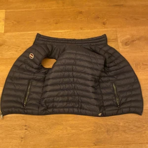 Colmar väst perfekt för hösten och våren, är inte så jätte använd men ändå haft den rätt så länge. Köpte den för 3500. Pris Kan diskuteras  - Bra skick skulle säga 9/10