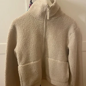 HM teddy jacka - Säljer den här populär jacka från hm! Den är i väldigt bra skick och har inga defekter. 