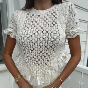 Beige topp - Beige topp från zara som varit slutsåld sen förra sommaren. Jätte bra skick o har endast använts 1 gång. Storlek L men skulle även passa någon som har M. 🫶🏽