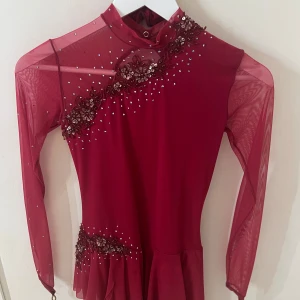 Konståkningsklänning - Storlek S! Inga defekter, kommer med schrinchie