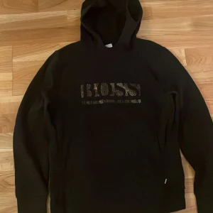 Svart Hugo boss hoodie - Svart Hugo boss hoodie i strl 165, använd i bra skick 