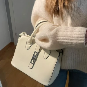 Handväska  - Vit handväska med svarta detaljer💕💕