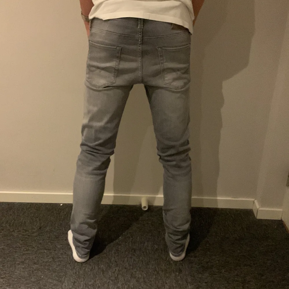 Säljer dessa riktigt feta Jack & Jones jeans i storlek 29/32. Skick 10/10 inga defekter. Vid frågor eller funderingar är det bara att skriva.. Jeans & Byxor.