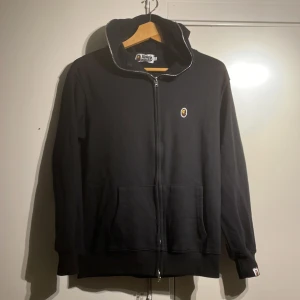 BAPE HOODIE - En super fin bape hoodie som jag köpte av en pop up shop i Stockholm! Använt 2-4 gånger men inte längre för det är inte riktigt min stil längre! 10/10 skick.  Köpte för 899 men säljer för 599kr pris kan absolut diskuteras!