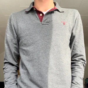 Gant Långärmad Pike - Hej, säljer denna tvärfeta tröjan från Gant, den är i nyskick. nypris 1200kr