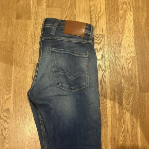 Replay anbass  - Säljer nu dessa riktigt feta replay anbass || sparsamt använda, 10/10 cond || waist: 29, length: 32 || passar dig som är mellan 175-185cm || har du frågor eller funderingar är det bara att höra av dig :)