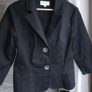 Trekvartsärmad jacka - Svart jacka i denim tyg med trekvartsärm. Storlek 40, men skulle säga att den passar mer en s eller m💗