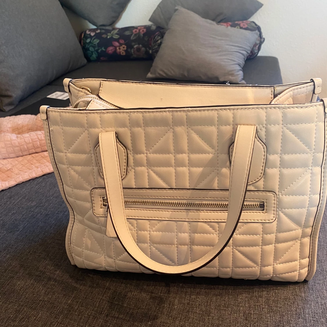 Beige quiltad väska från Guess - 91