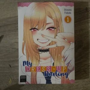 My Dress-Up Darling Vol. 1 - ||  första volymen av mangan 'My Dress-Up Darling' av Shinichi Fukuda ||. Boken är i bra skick och är köpt sf bokhandel för ungefär 170kr || 70kr || helt ny || 