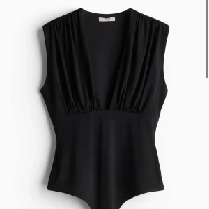 Söker denna body  - Söker denna body från hm i xs❤️Hör gärna av dig om du har en du vill sälja🫶🏼