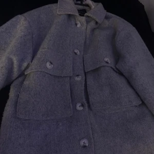 Grå teddyjacka med stora fickor - Mysig grå teddyjacka med stora knappar och två fickor framtill. Perfekt för kyla, fluffig insida .En stilren och bekväm jacka för alla tillfällen! Köpt från newyorker förra vintern så den är i bra skick💞Xs fast sitter som S.Hör av er vid frågor 🤗