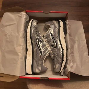 Nike P-6000 i silver - Helt nya i låda, Nike P-6000 silver                       Storlek: 44                                                                               Nypris: ca 1500kr.                                                                    Säljer pga fel storlek köpt.