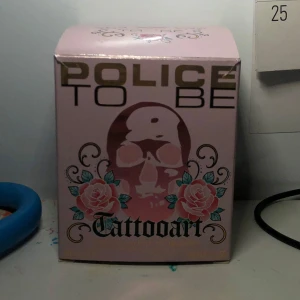 police to be tattooart parfym - säljer en parfym från police to be tattoart i form av en dödskalle på grund av att den inte kommer till användning. den har ingen kork men den hade inte det innan!💞har sprutat ca 4-5 sprut!