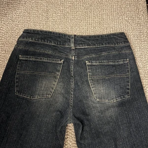 Mörkblå baggy flared jeans  - 💕Säljer ett par baggy flared mörkblå jeans med snygga fickor och två knappar! Botten är lite uppskrapad då den är lite för långa för mig! Säljer då den inte är min stil längre! Passar både tjejer o killar! 💕 storleken är osäker!!!