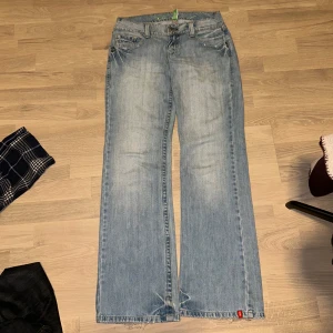 y2k edc by esprit jeans - vintage utsvängda esprit play jeans 🎀står ingen storlek men passar M! hör av dig vid frågor❤️