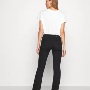 Ltb jeans - Snygga svarta bootcut byxor i mycket bra skick från ltb i modellen Roxy. Jag har sprettat upp nere vid benen för de var för korta. 