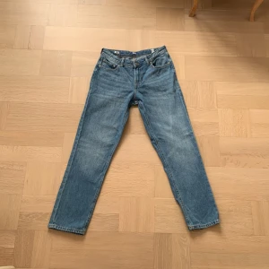 Blå jeans från Jack & Jones - Säljer ett par klassiska blå jeans från Jack & Jones i storlek 170. De har en straight fit och är i bra skick. Perfekta för vardagsbruk med en snygg och tidlös design. Passar till alla tillfällen!