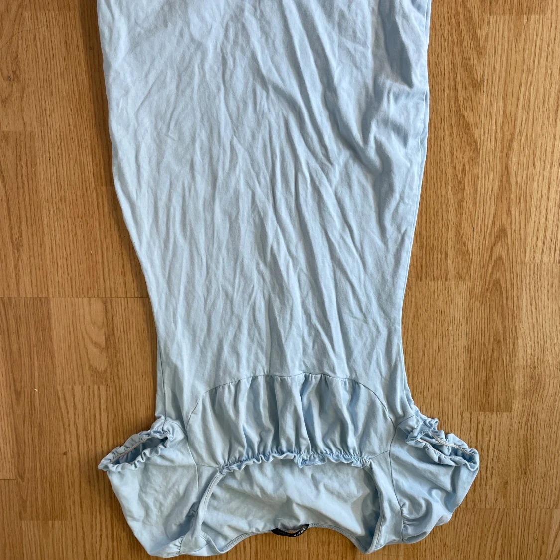 Ljusblå klänning med volangdetaljer - 90