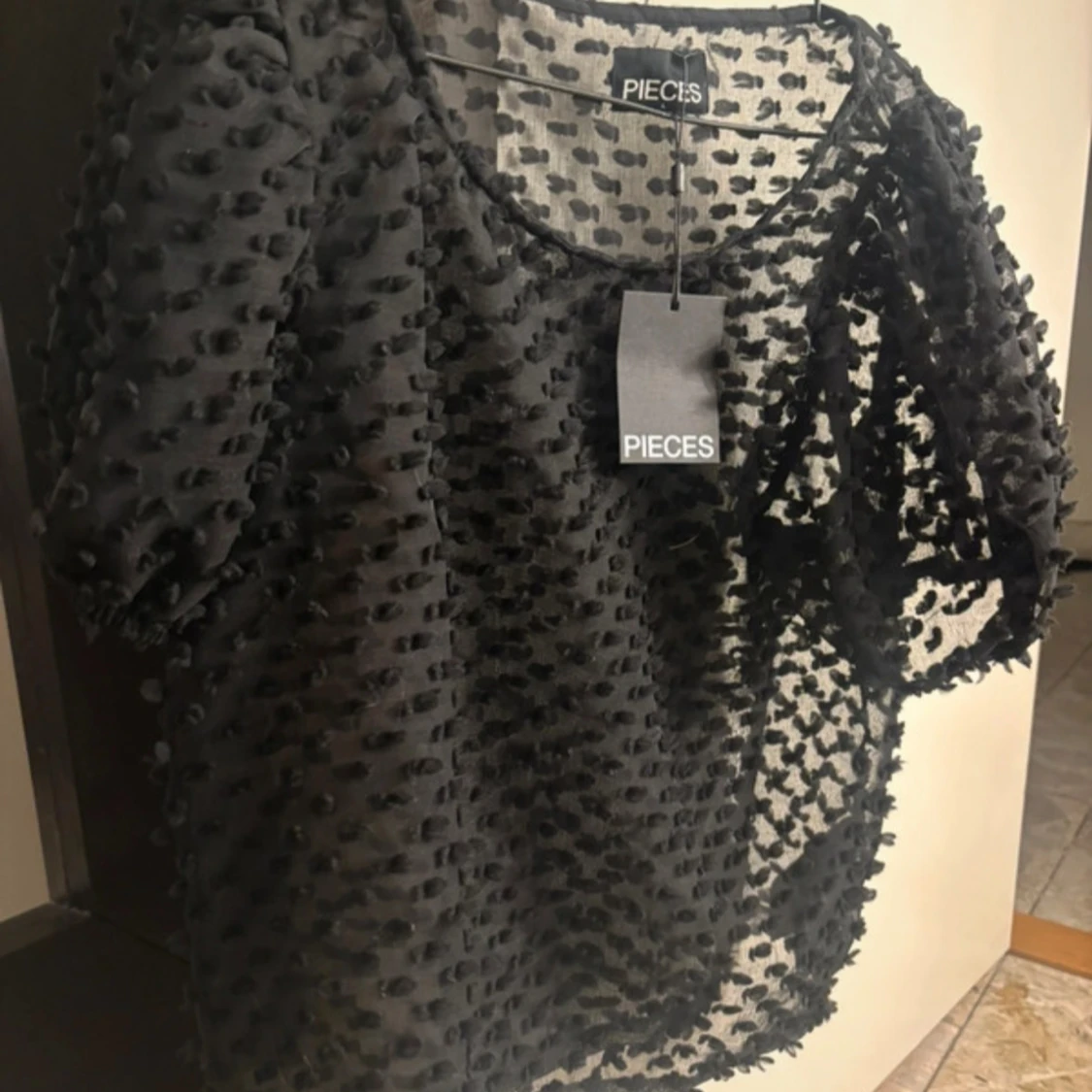 Svart transparent topp från Pieces