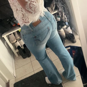 Ljusblå bootcut jeans - Säljer ett par snygga lågmidjade bootcut jeans i mycket bra skick. Dom är gamla only som inte säljs längre💗 storlek 30 men är väldigt små i storleken så passar mig som brukar ha 36/38