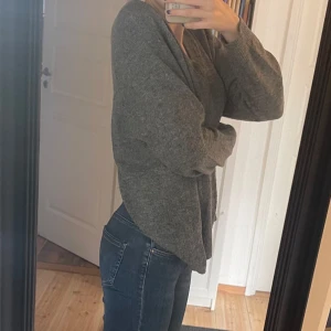 En grå stickad tröja - En grå stickad tröja som är lite oversize. Den passar till det mesta och är väl använd, men i bra skick🤍