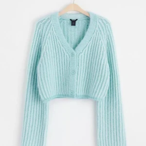  ribbad kofta  - Superfin ljusblå kofta från lindex i ett mysigt ribbat material. Den är croppad och har knappar framtill, perfekt för lager på lager-stilen. Passar både till vardags och lite kyligare sommarkvällar. Ett måste i garderoben! 💙.  Passar alla storlekar! 