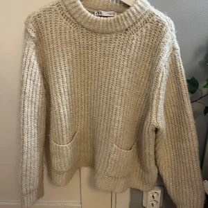 Zara tröja  - Snygg och eftertraktad stickad tröja från zara!
