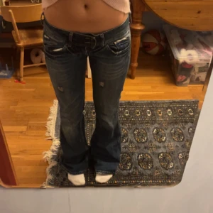 Lågmidjade jeans   - Super snygga verkligen. Är lite slitna längst ner vid hälen men det tänker man inte på. Midjemåttet rakt över är 41 cm och innerbenslängden 83 cm❤️