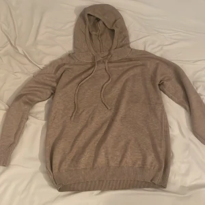 Beige merinoull hoodie - Säljer en trendig beige grisch-hoodie helt oanvänd. Perfekt för höst och vinter med sin mjuka och varma känsla. Säljer den eftersom den var för liten på mig. 