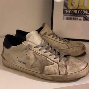 Säljer ett par Golden Goose sneakers. Ganska slitna med ett hål i sulan som skulle kunna limmas eller fixa proffesionellt.