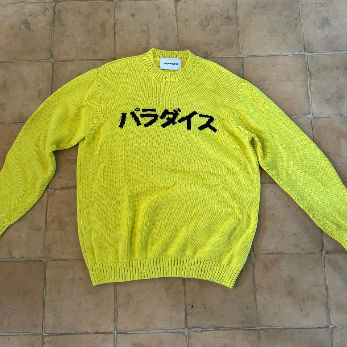 Gul stickad tröja från Axel Arigato