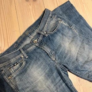 Blå jeans från GAS - Säljer ett par snygga ljusblåa lågmidjade jeans från GAS då de tyvärr är för stora i midjan. De är i storlek 27 och skulle säga att de passar bra i längden för mig som är 161cm. Har endast använt få gånger så de är i bra skick och har inget täcken på användning eller slitage. Pris kan diskuteras.