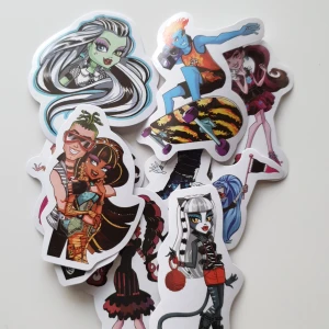 10st monster high klistermärken/stickers  - Klistermärken/stickers Motiv: monster high, Antal: 10st  Skick: ny/oanvänd Kul att använda till pyssel, scrapbooking och annat. Kan tex användas till att dekorera din bärbara dator, anteckningsbok, resväska, 