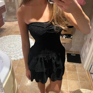 Festklänning - Säljer denna superfina svart glittriga klänningen från meet me there. Aldrig använd, prislapp kvar!💕