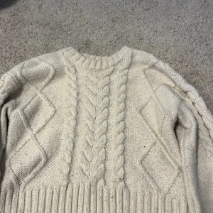 Vit stickad tröja från H&M - Mysig vit stickad tröja från H&M med flätmönster i XS. Passar till höst och vinter och har lite Rory Gilmore stuk.