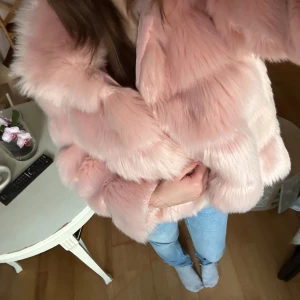 Rosa pälsjacka - Superfin rosa pälsjacka som är perfekt till vintern. Passar till både vardag o fest. Den är dock oversized.💕pris kan diskuteras 