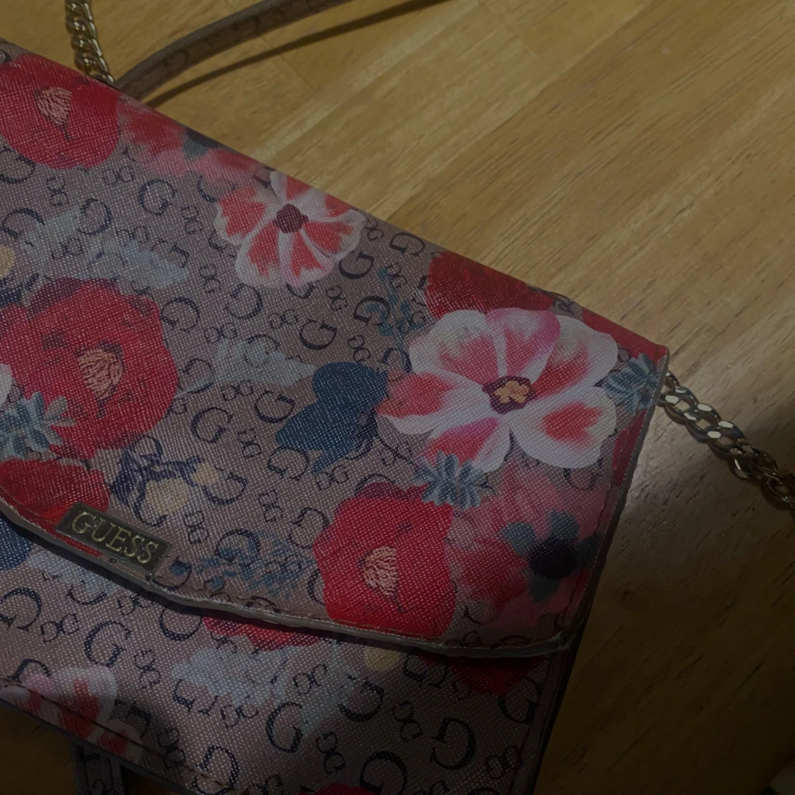 Blommig axelväska från Guess - 92