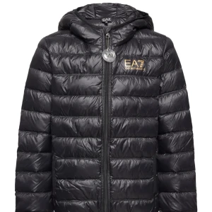 Svart pufferjacka från EA7 - Säljer en snygg svart pufferjacka från EA7. Den är perfekt för kyliga dagar med sin vadderade design och har en praktisk dragkedja framtill. Jackan har en huva och EA7-loggan på bröstet. Passar både till vardags och lite finare tillfällen. Perfekt för höst och vinter! Passar S och XS