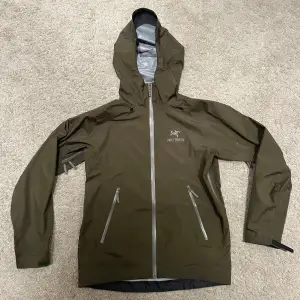 Arcteryx jacka i färgen Tatsu.  Storlek L passar även M. Nyskick. Använd en skidsäsong.  Nypris 6899kr